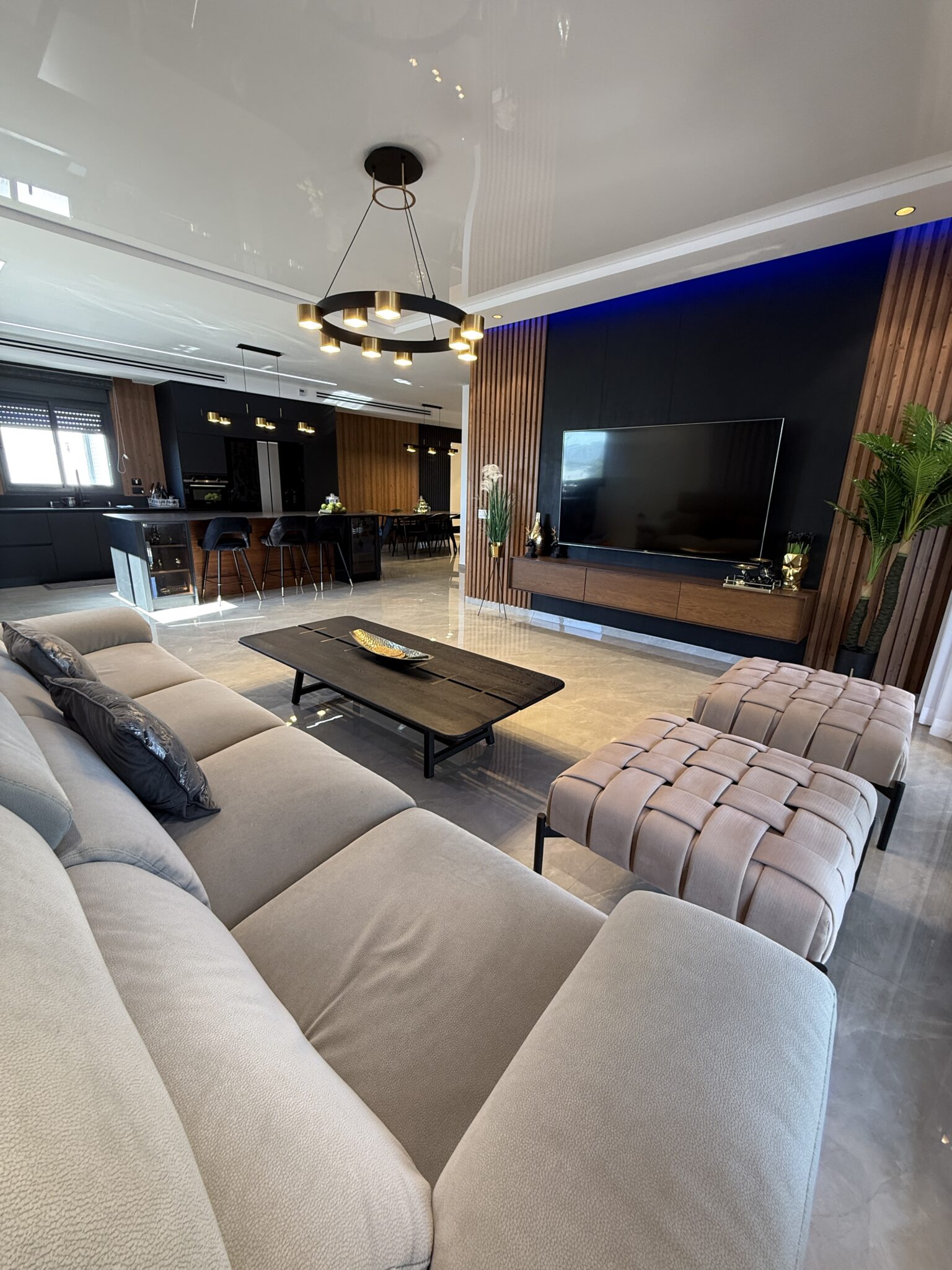 למכירה פנטהאוז יחיד בקומה + מחסן בשכונת הכרמים